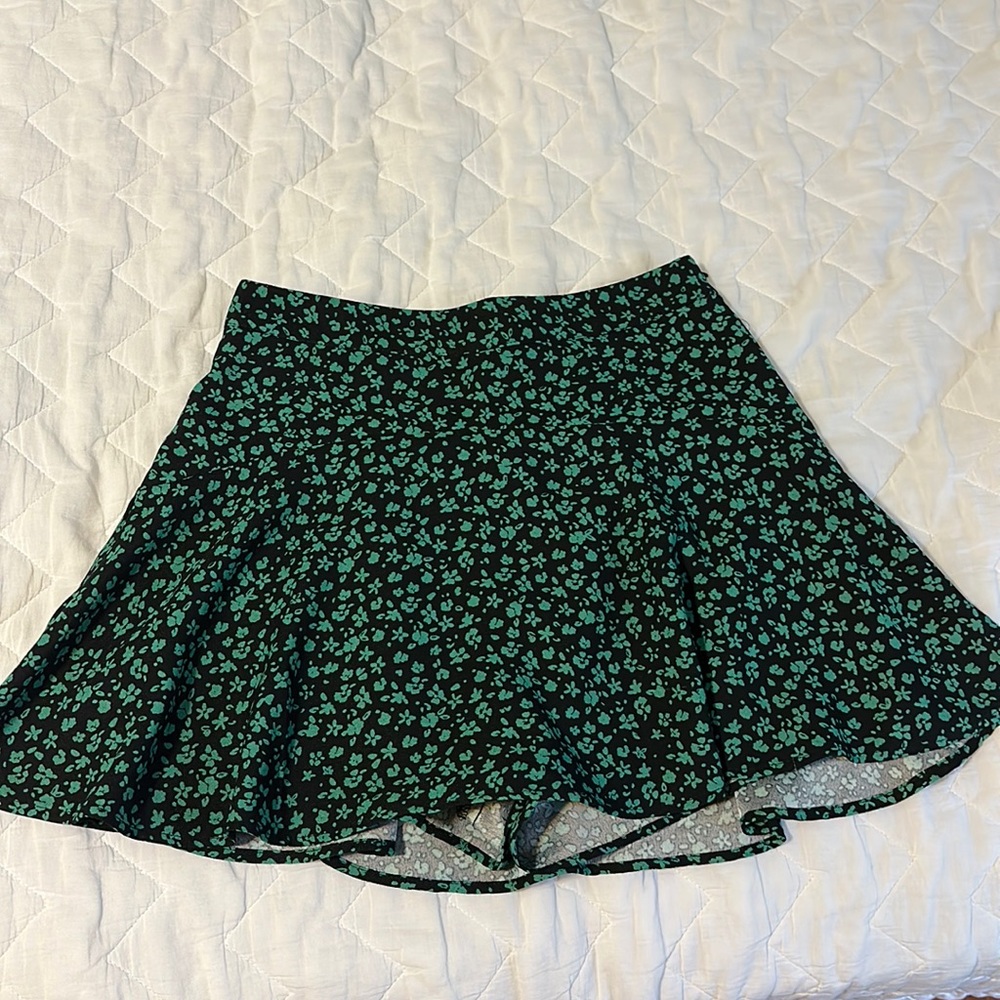 zara green and black flower skort